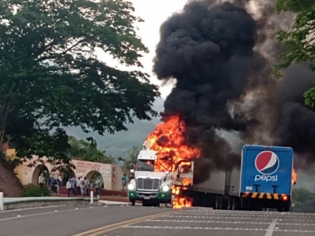 Incendian camiones de carga en Chiapas