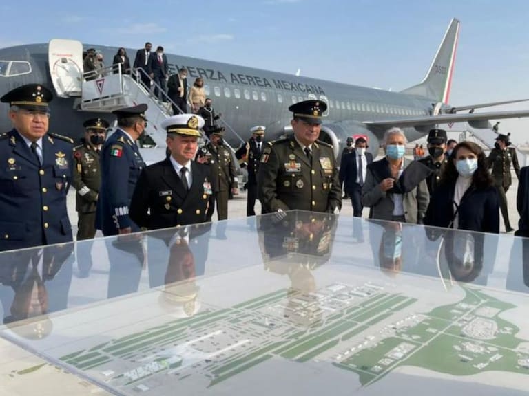 Sin cubrebocas, inaugura AMLO Base Aérea Militar No. 1 de Santa Lucía