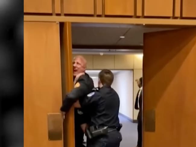 “Nadie quiere luchar por Israel”: Veterano estadounidense protesta contra la guerra con Irán en el Senado y policías lo sacan a la fuerza