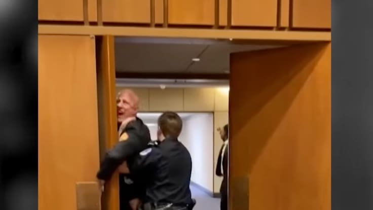 “Nadie quiere luchar por Israel”: Veterano estadounidense protesta contra la guerra con Irán en el Senado y policías lo sacan a la fuerza