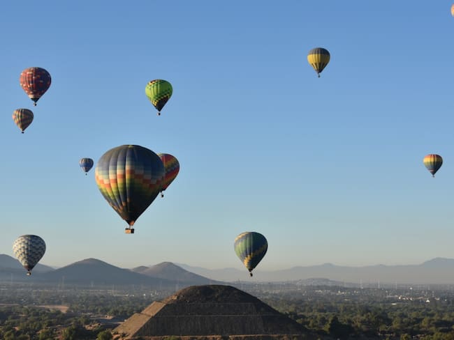 Recibe la primavera en el campamento de Teotihuacán con globos aerostáticos