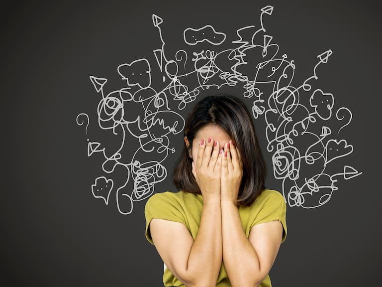 La fatiga decisional es un fenómeno neurocognitivo que ocurre cuando el cerebro se satura tras tomar múltiples decisiones a lo largo del día