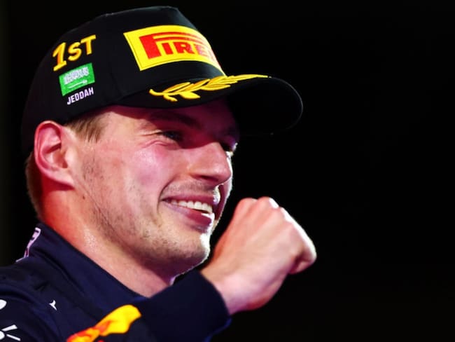 Max Verstappen se proclama tricampeón y Checo lo felicita