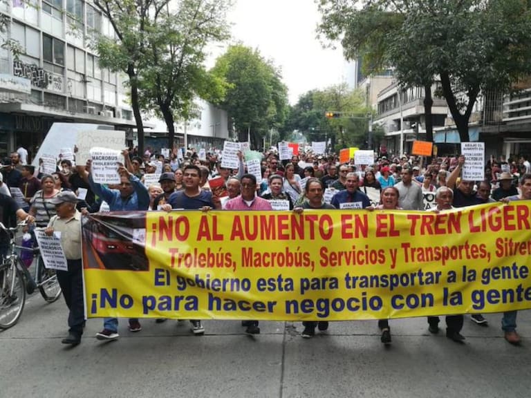 Protestan por alza de tarifas en el transporte público en Jalisco