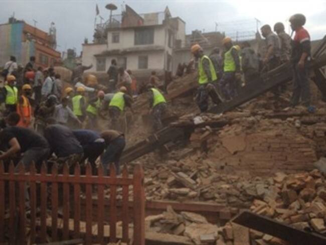 Van cinco mil muertos por sismo en Nepal