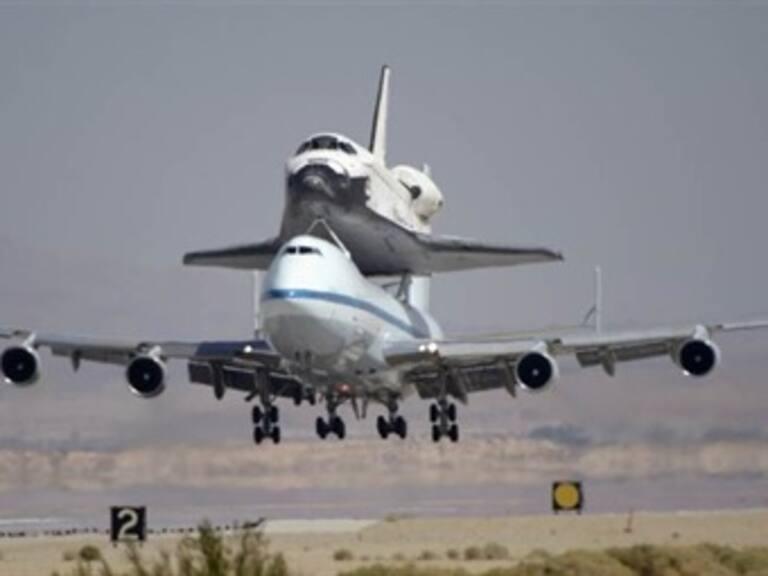 Despega Endeavour de la base militar Edwards