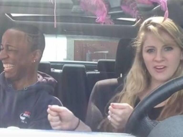 Así se escucha cuando una estadounidense canta en español