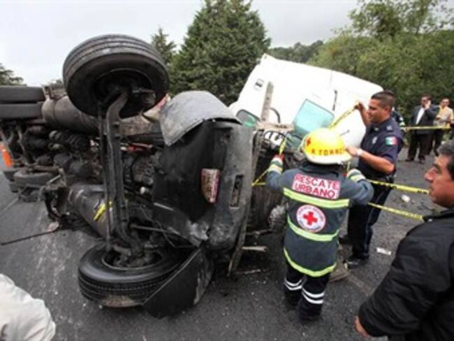 Genera caos vial volcadura de tráiler en la autopista México-Toluca