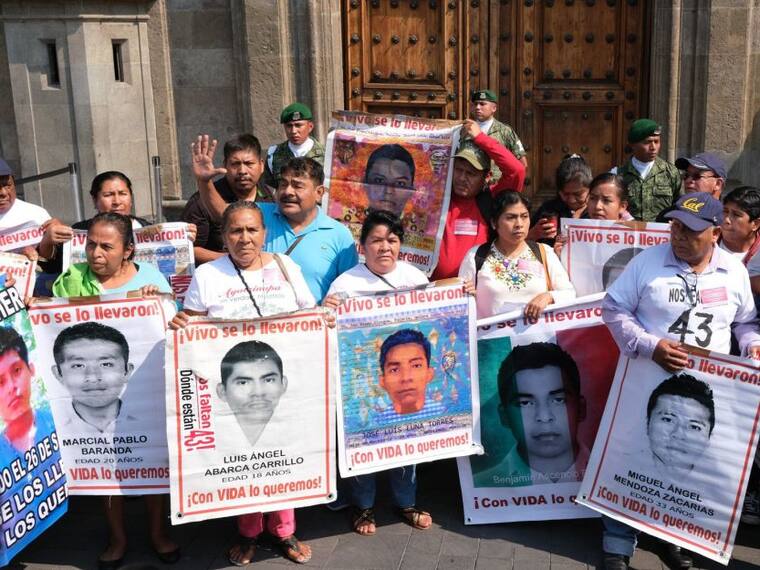 AMLO se reunió con familiares de los 43 normalistas por más de tres horas.