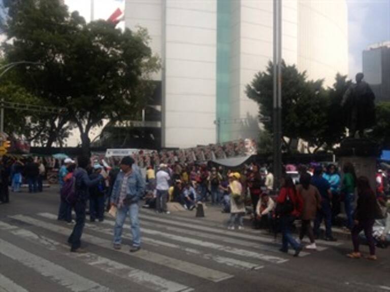 Se manifiestan maestros de la CNTE frente al Senado