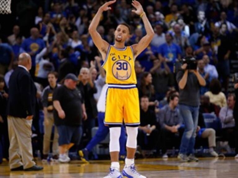 Anota Curry 51 puntos con los Warriors