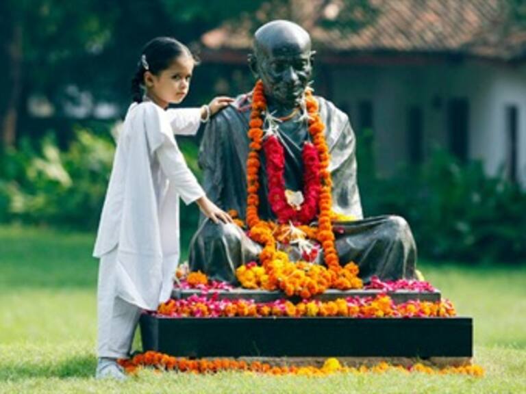 Recordarán a Gandhi con flores en el 145 aniversario de su nacimiento