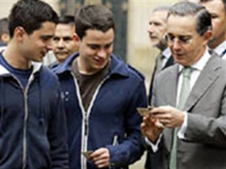 Rechazan hijos de Uribe acusaciones de enriquecimiento ilícito