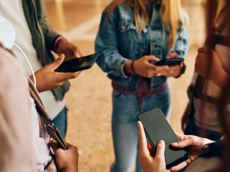 Mx - Proponen prohibir redes sociales a menores de 16 años