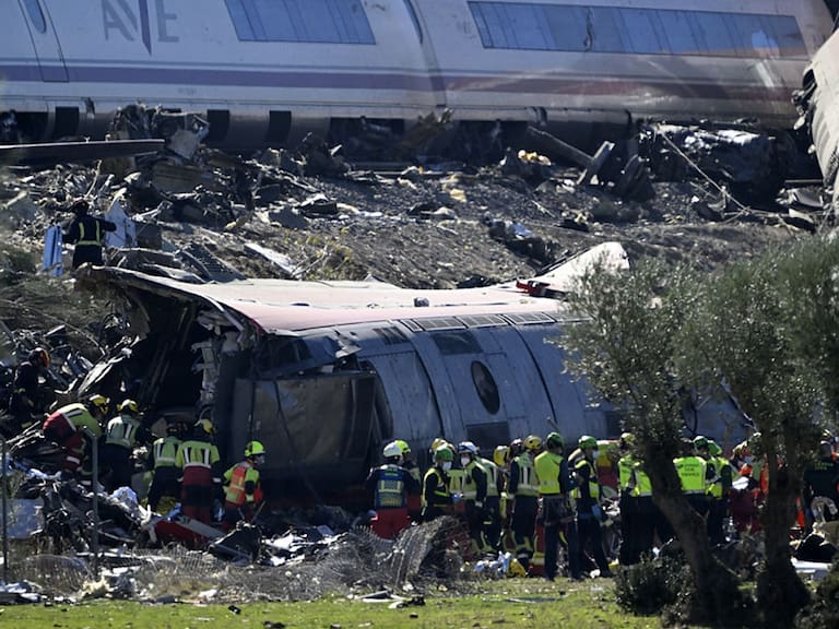 Choque de trenes en Toledo, España, deja al menos 60 personas sin vida y más de 80 heridas; autoridades lamentan los hechos.