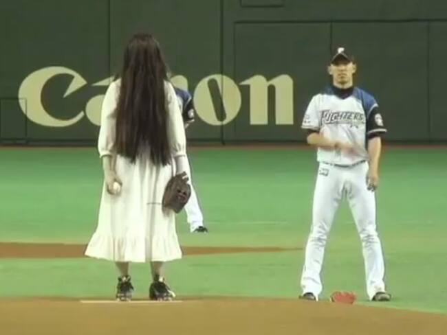 Personajes de "El Aro" y "Grudge" juegan béisbol en Japón