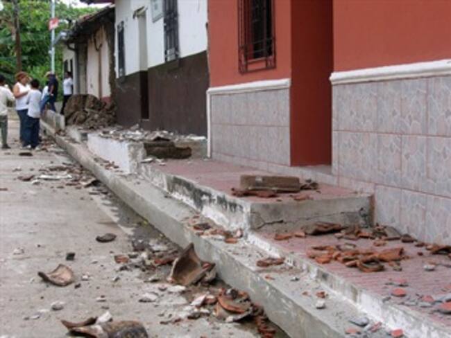 Sacude sismo de 7.3 grados este de Indonesia