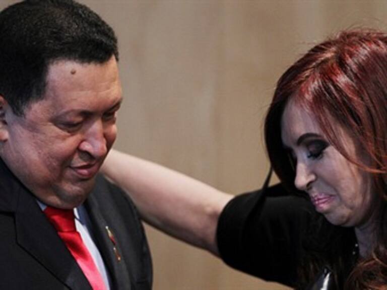 Llega a Cuba presidenta argentina en apoyo a Chávez