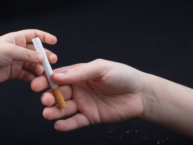 Darán hasta 10 años de cárcel a quienes induzcan a menores a fumar tabaco
