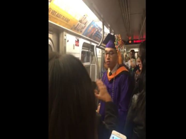 Joven pierde su ceremonia de graduación por culpa del metro