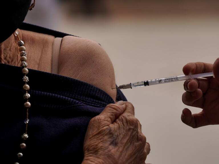 Vacunan a más de 23 mil adultos mayores contra COVID-19 en México