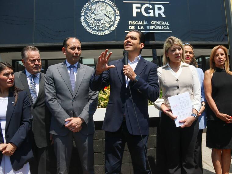 PAN denuncia a Andrea Chávez por 15 delitos.