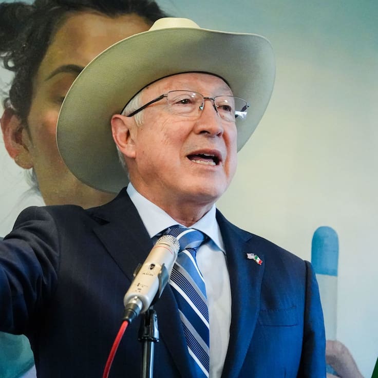 Libro de Ken Salazar: Sheinbaum descarta preocupación por revelaciones
