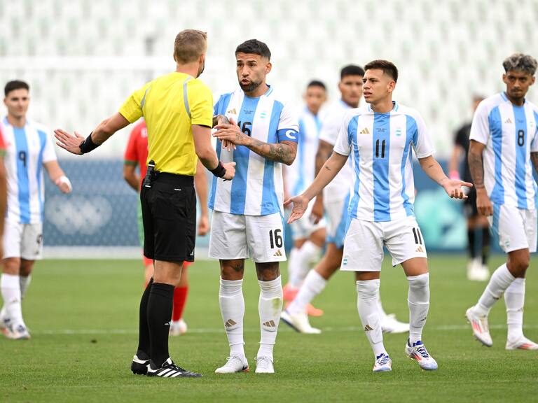 Nicolás Otamendi, capitán de la selección olímpica de Argentina, le reclamó al árbitro la decisión.