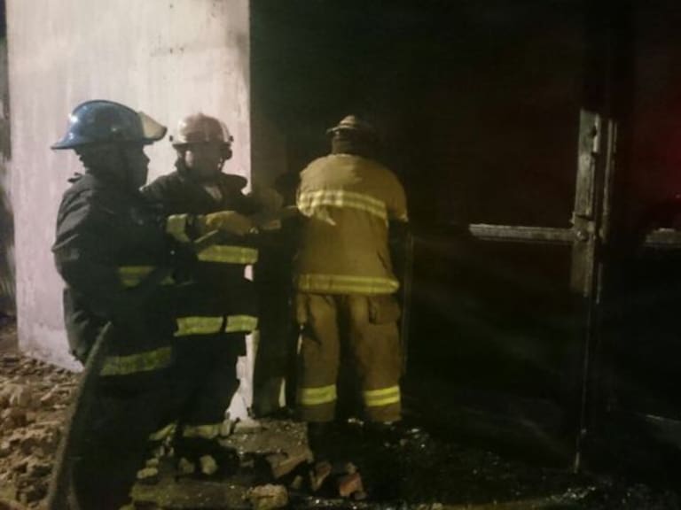 Incendio consume una maderería en Guadalajara