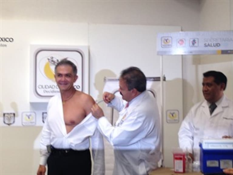 Se vacuna Mancera contra la Influenza, confirma 23 decesos