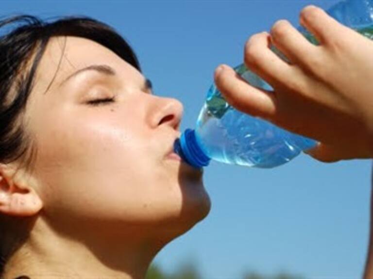 Beber agua en exceso no adelgaza: nutrióloga