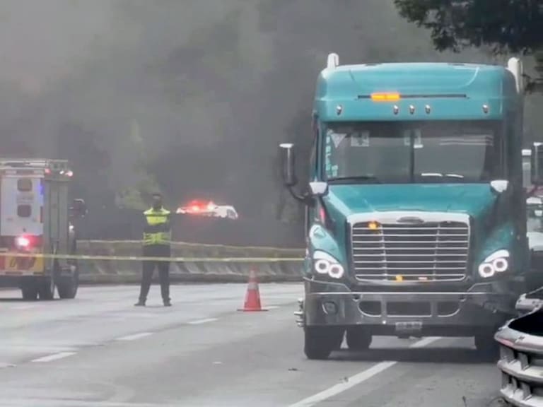 Un tractocamión se volcó está madrugada en la autopista México -Cuernavaca a la altura del kilómetro 70. FOTO: ESPECIAL/CUARTOSCURO.COM