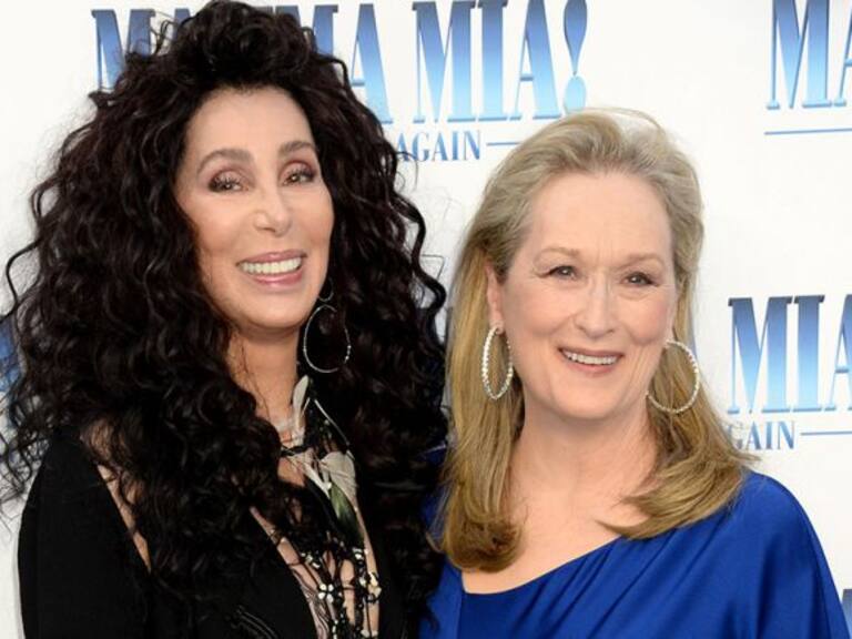 Meryl Streep y Cher sorprenden con beso en la boca