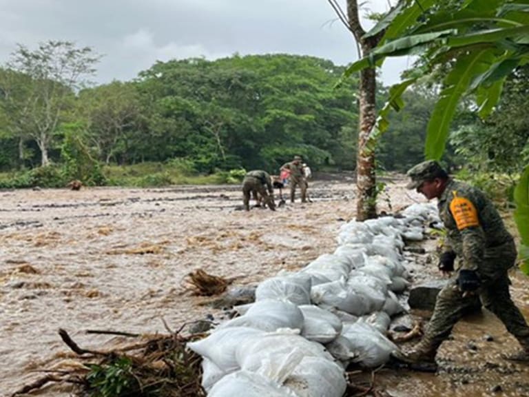 Por Intensas lluvias e inundaciones implementan Ejercito y GN Pan DNIII en Catemaco, Veracruz.