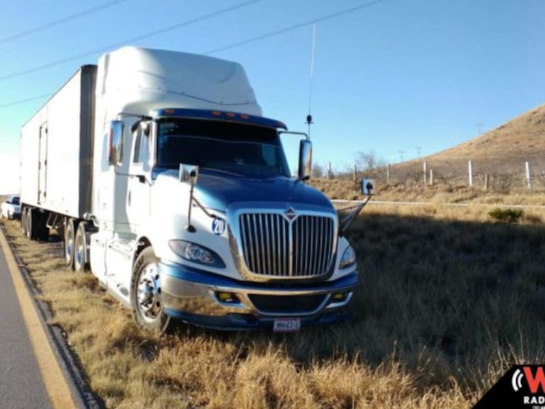 Camión de carga sufre accidente sobre carretera a Morelia