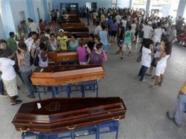 Entierra a los 12 niños muertos en tiroteo en Brasil