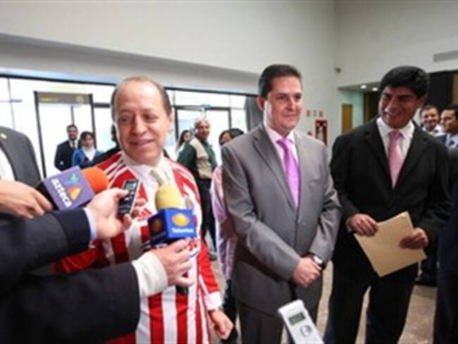 Consejero del IFE paga apuesta y se pone la de las 'Chivas'