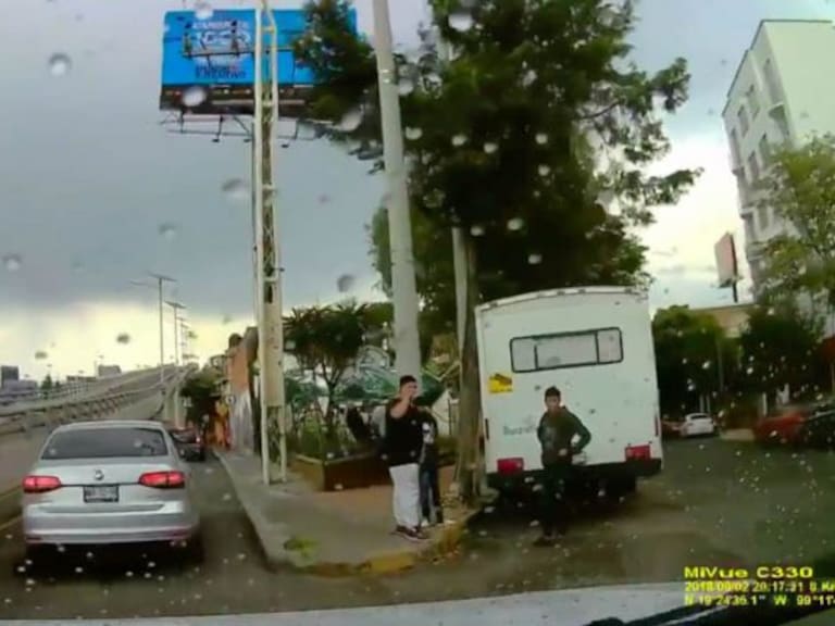 VIDEO: Sujetos intentan robar a automovilista