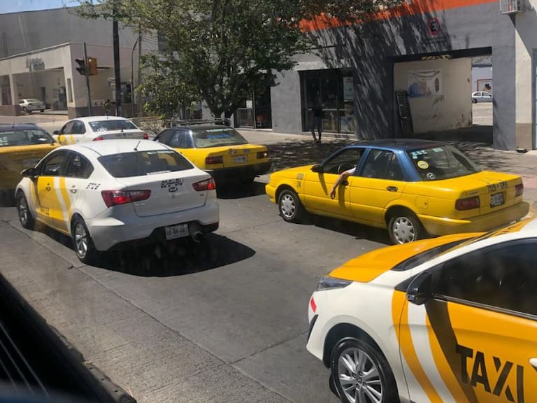 Taxistas exigen parar regulaciones a Uber