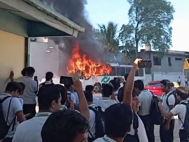 En demanda de becas del Bienestar, alumnos del Conalep incendian autobuses