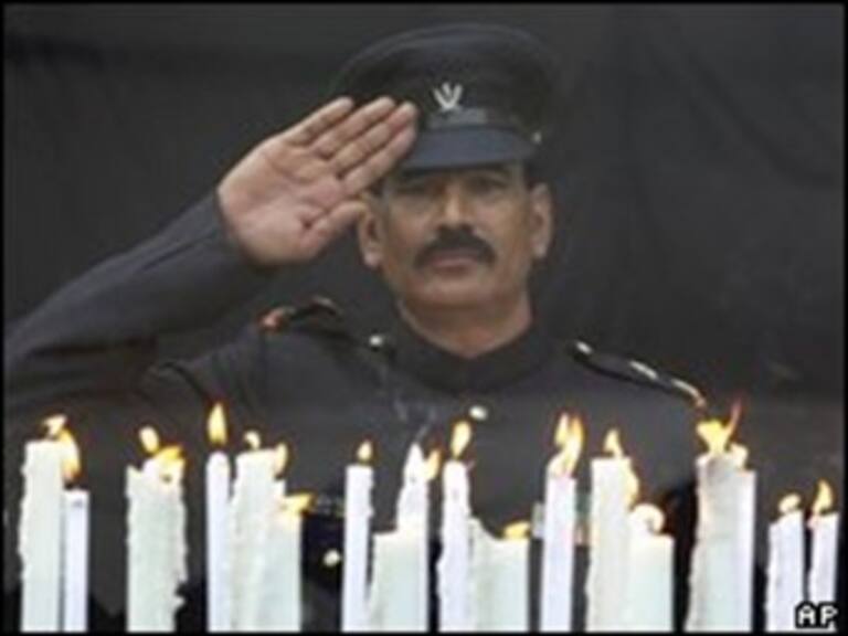 India recuerda a víctimas de atentados en Bombay