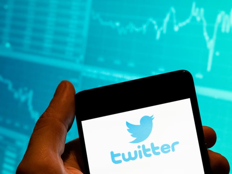 Mx - ¿Vuelve Twitter? El pájaro azul regresa y desafía a Elon Musk. (Photo Illustration by Budrul Chukrut/SOPA Images/LightRocket via Getty Images)