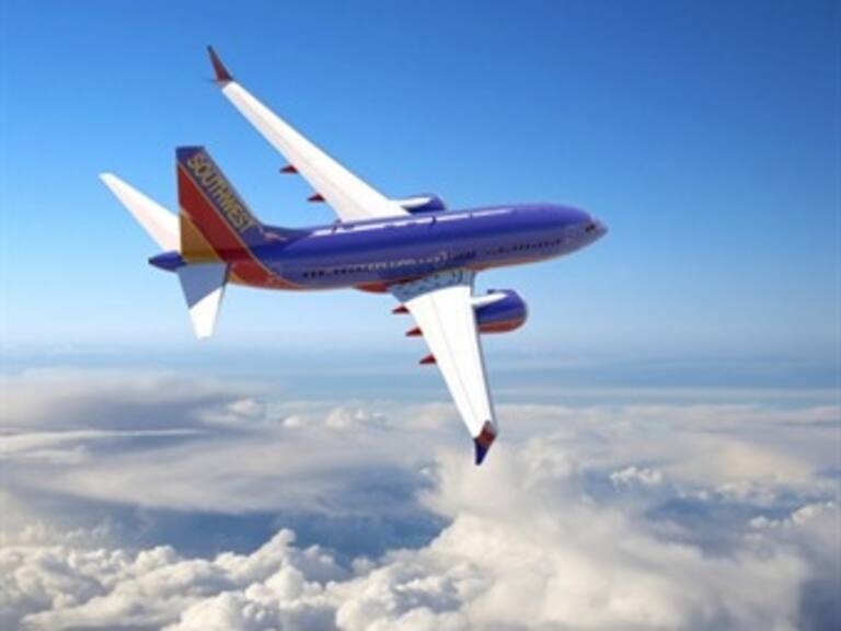 Arresta EUA a hombre por tratar de abrir puerta de emergencia de avión