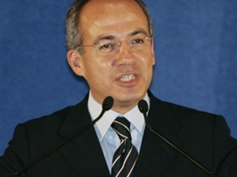 Calderón se había comprometido a no aumentar gasolina y tortillas