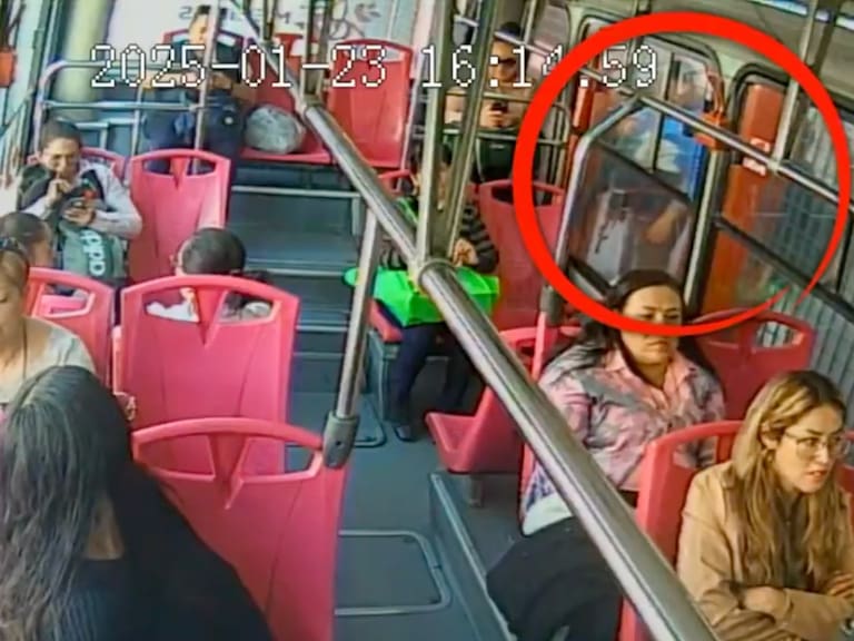 Los delincuentes encontraron una nueva forma de robar celulares en el transporte público colectivo de la capital y el Estado de México.