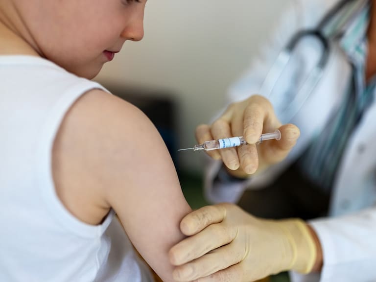 La vacuna contra sarampión es prioritaria para menores de 6 meses a 13 años en 7 estados con mayor incidencia; se han aplicado 15 millones de dosis de 28 millones disponibles.