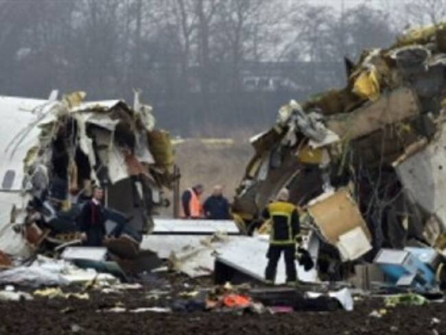 Cae avión con 14 personas cerca de Katmandú