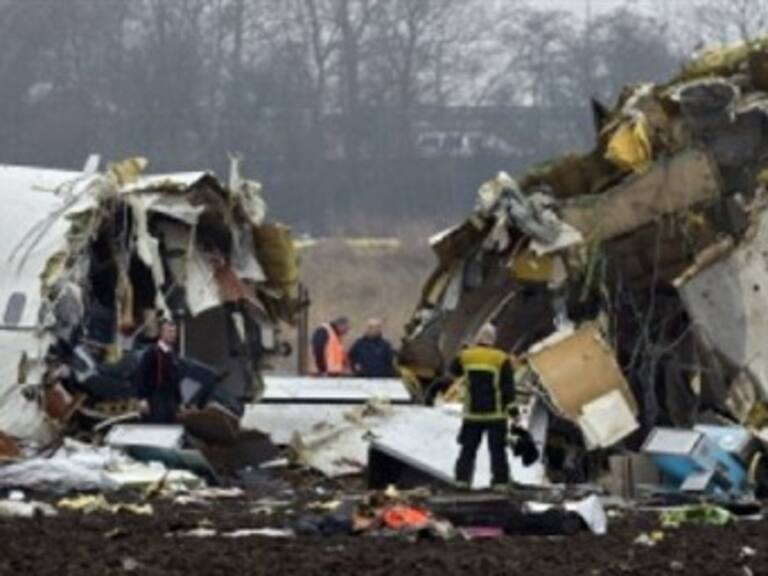 Cae avión con 14 personas cerca de Katmandú