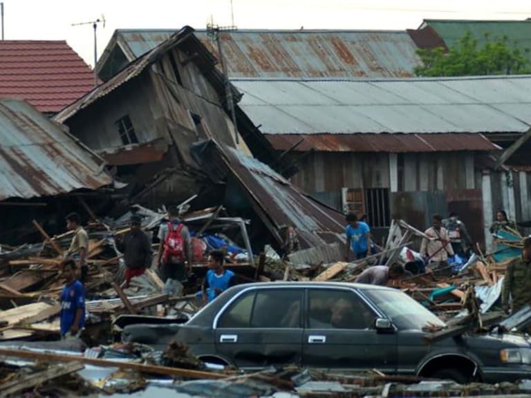 Aumenta cifra de muertos por tsunami en Indonesia