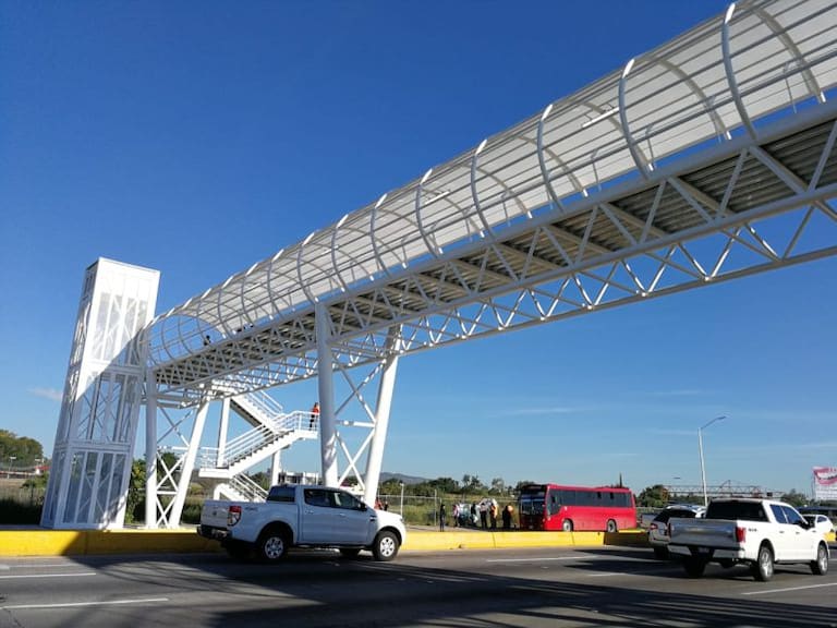 Inauguran el remozamiento del puente peatonal Bugambilias